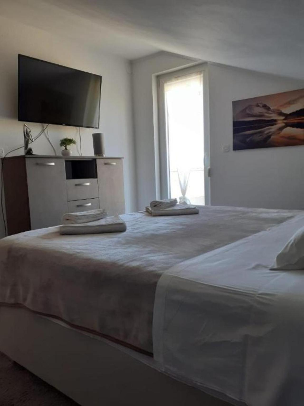 Guest House Lucija Banjol Luaran gambar